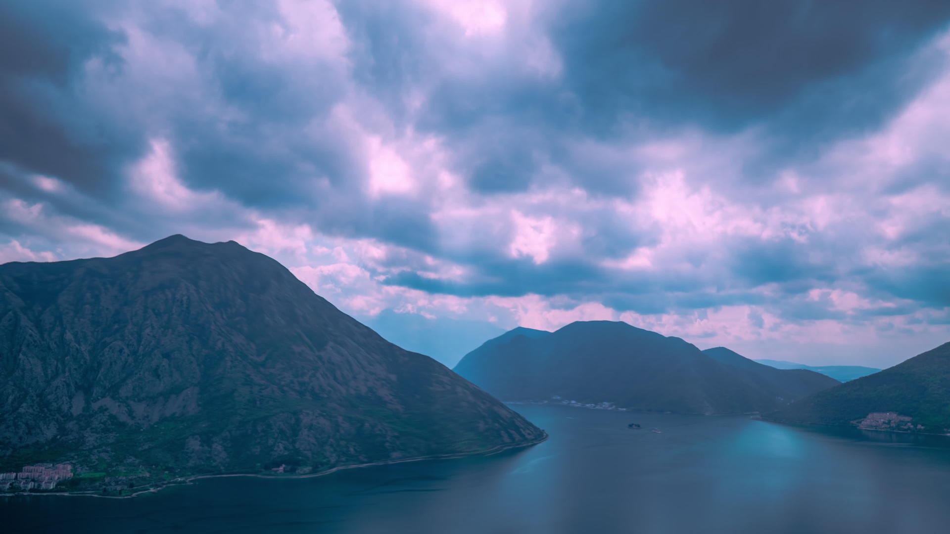 山顶和蒙太哥湾的黑雨云视频的预览图