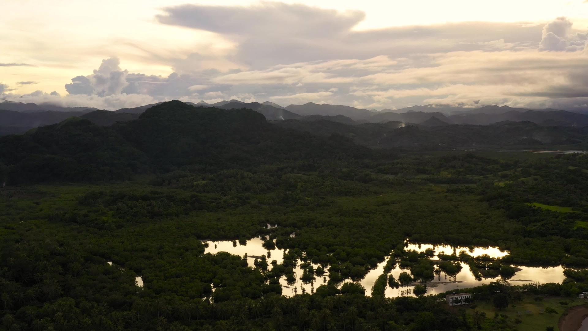 傍晚山脉和丘陵被森林覆盖视频的预览图