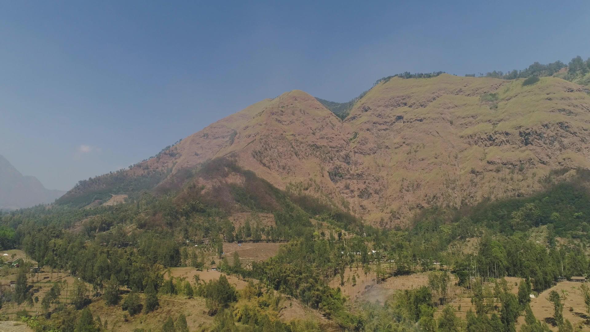 农田和村庄的山地景观视频的预览图