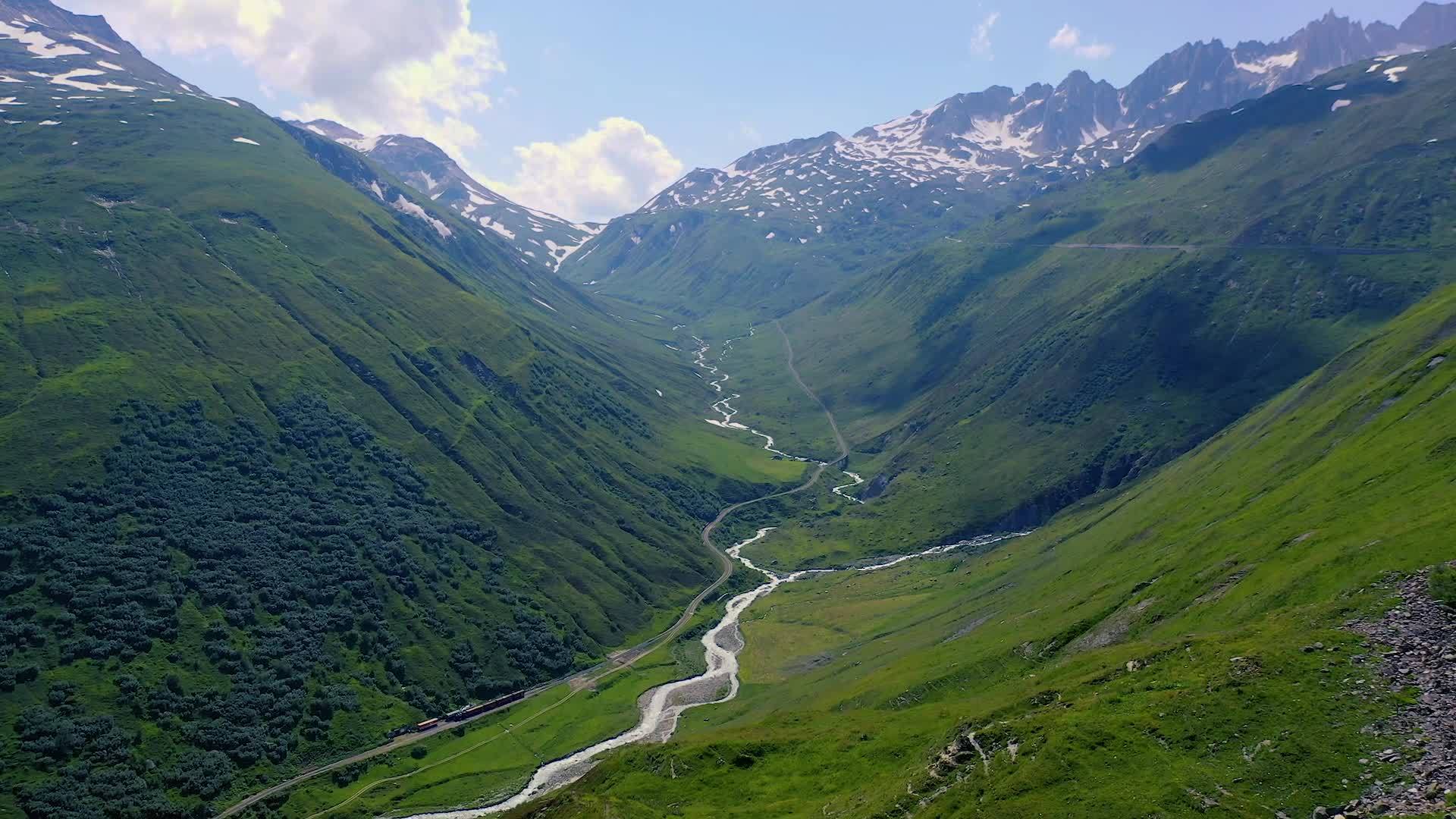 雷斯河河流穿过考尔顿河谷和斯威切兰苏维埃阿尔卑斯山视频的预览图