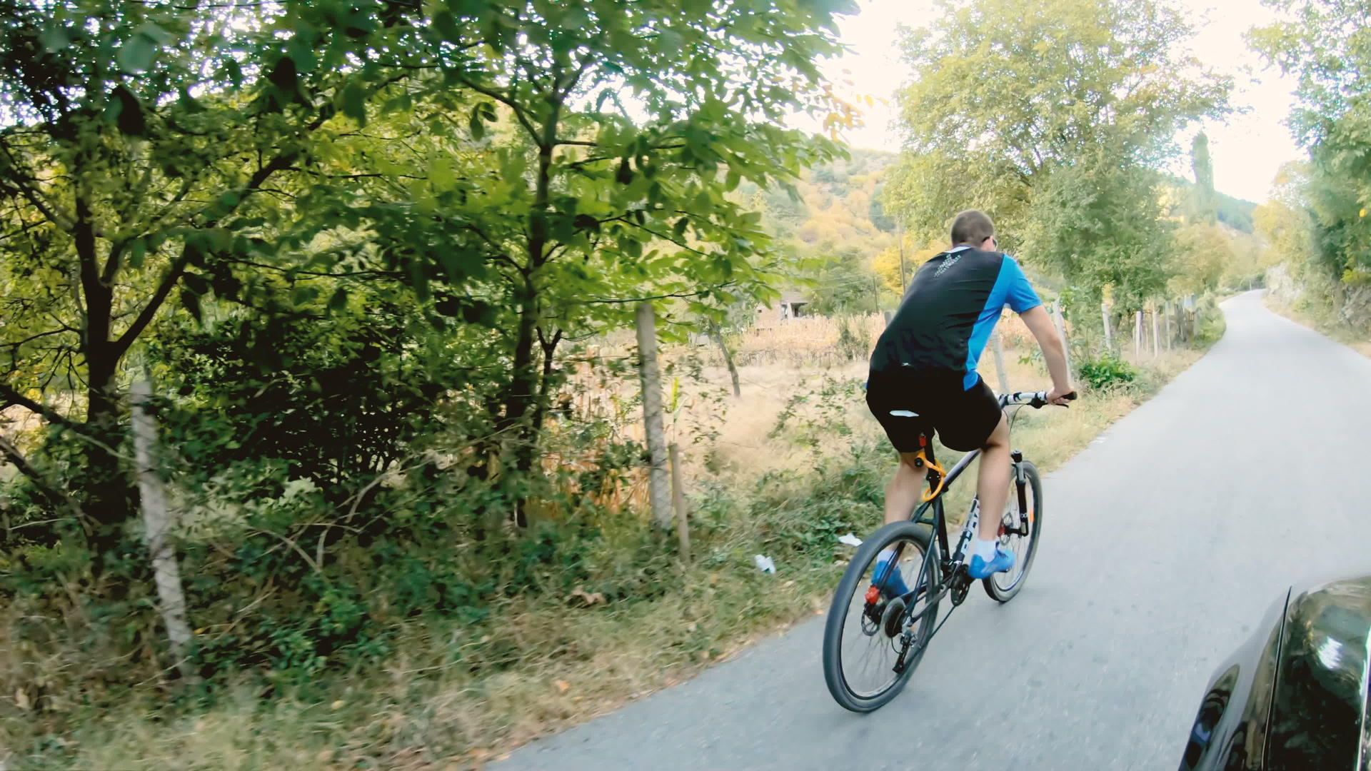 与户外骑自行车的男子一起慢动作运动员的健康生活视频的预览图