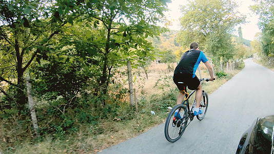 与户外骑自行车的男子一起慢动作运动员的健康生活视频的预览图