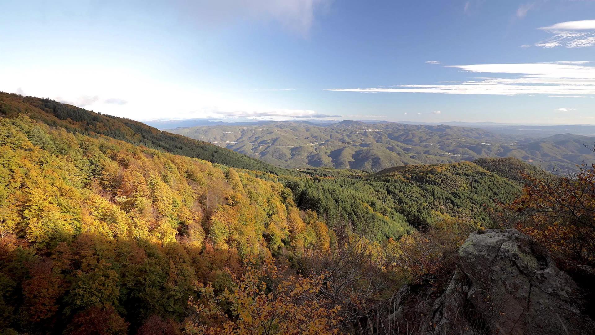 来自西班牙加泰罗尼亚山脉的长时间短片美丽的秋色视频的预览图