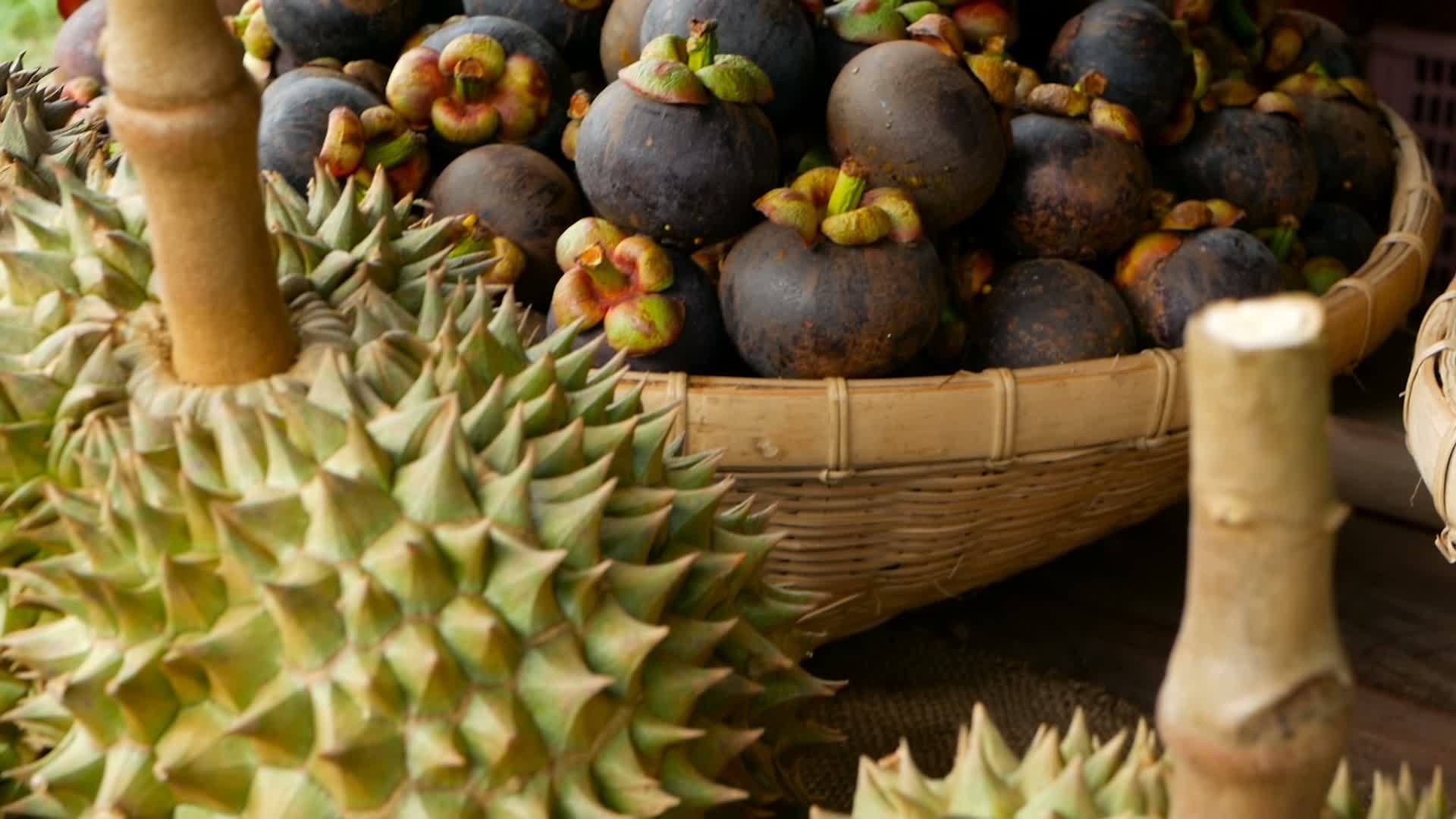 热带甜果和芒果在当地泰兰市场视频的预览图