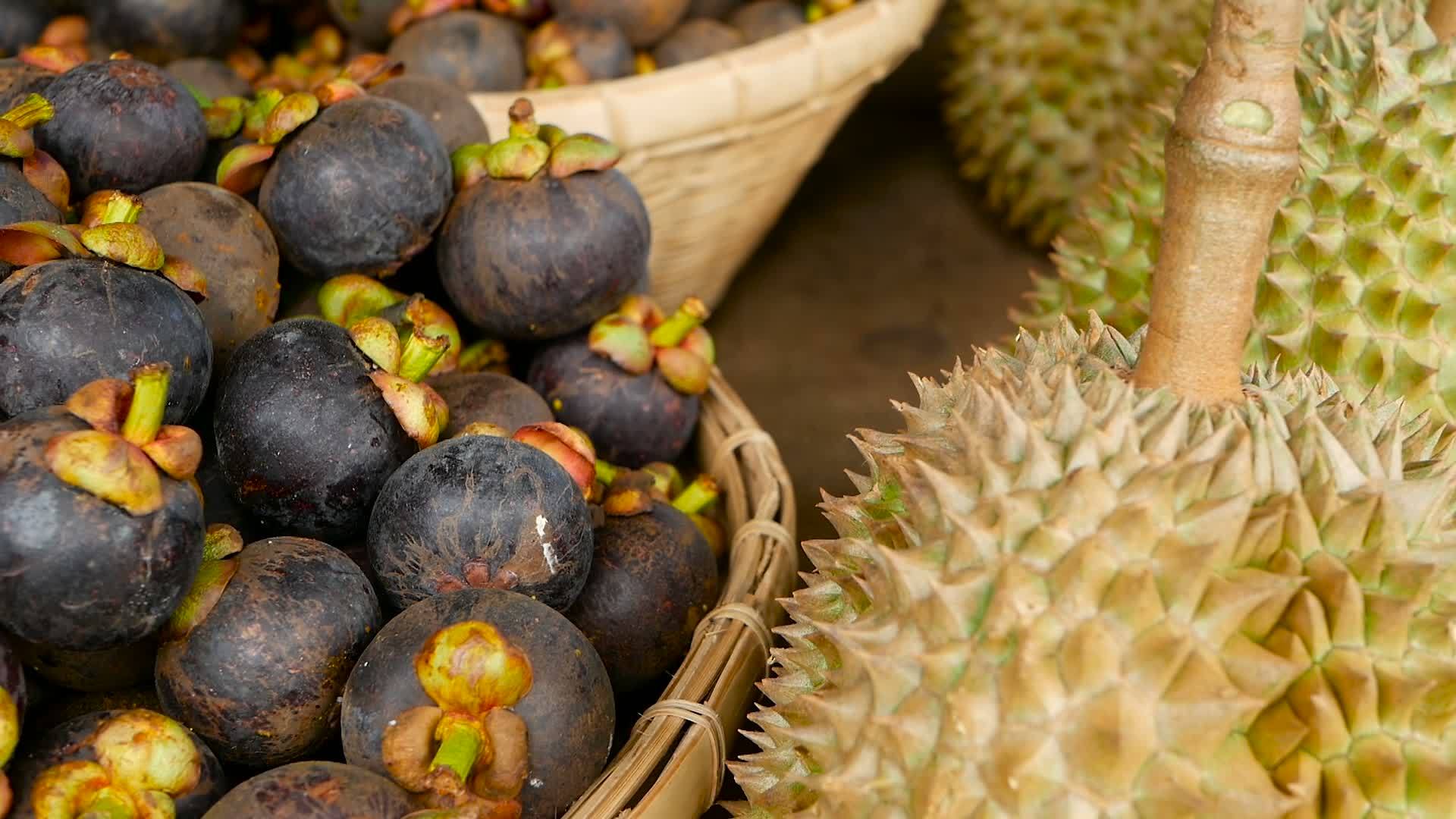 热带甜果和芒果在当地泰兰市场视频的预览图