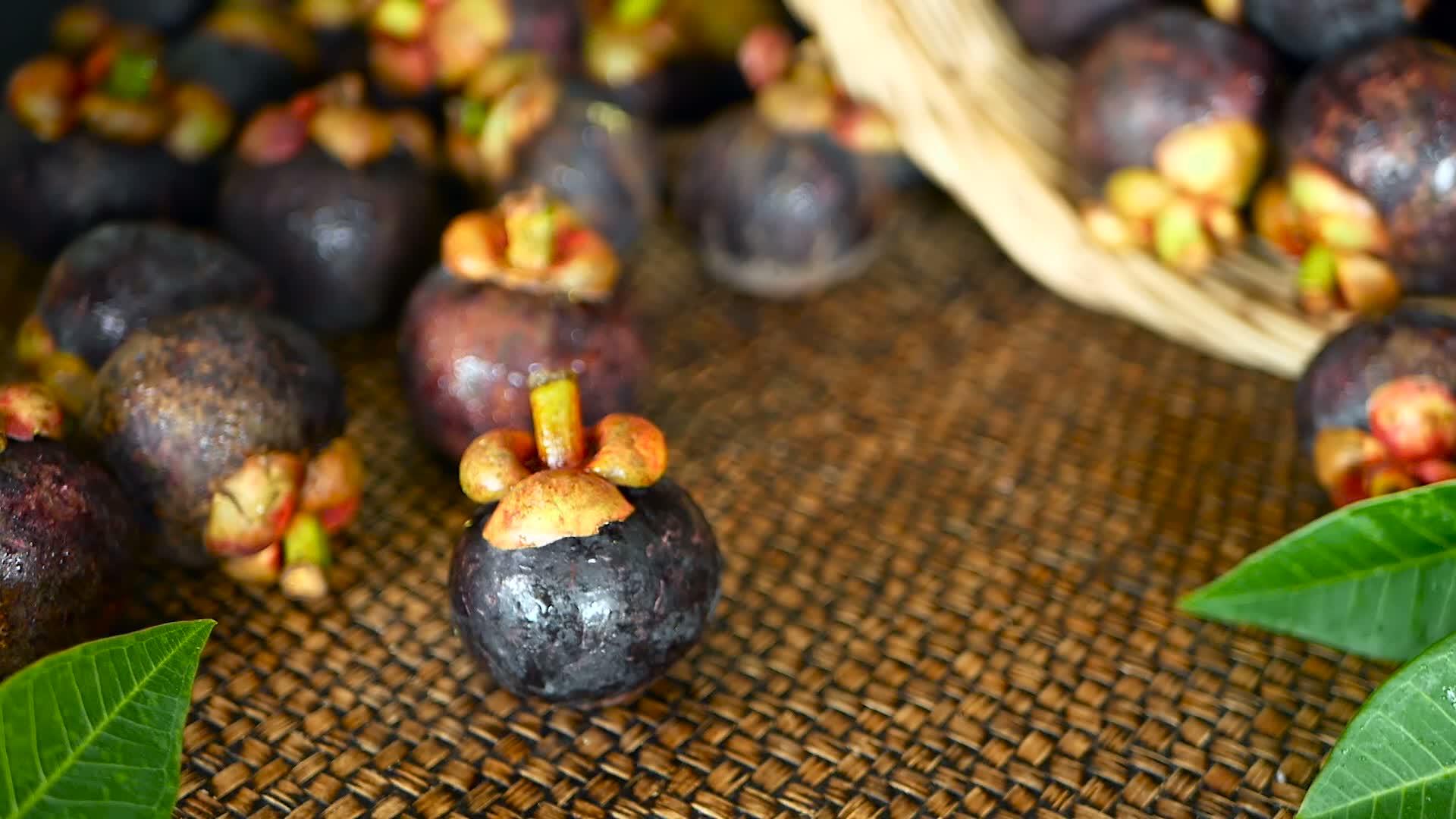 木桌上新鲜可口的采摘芒果篮子里有土豆有机紫色水果视频的预览图