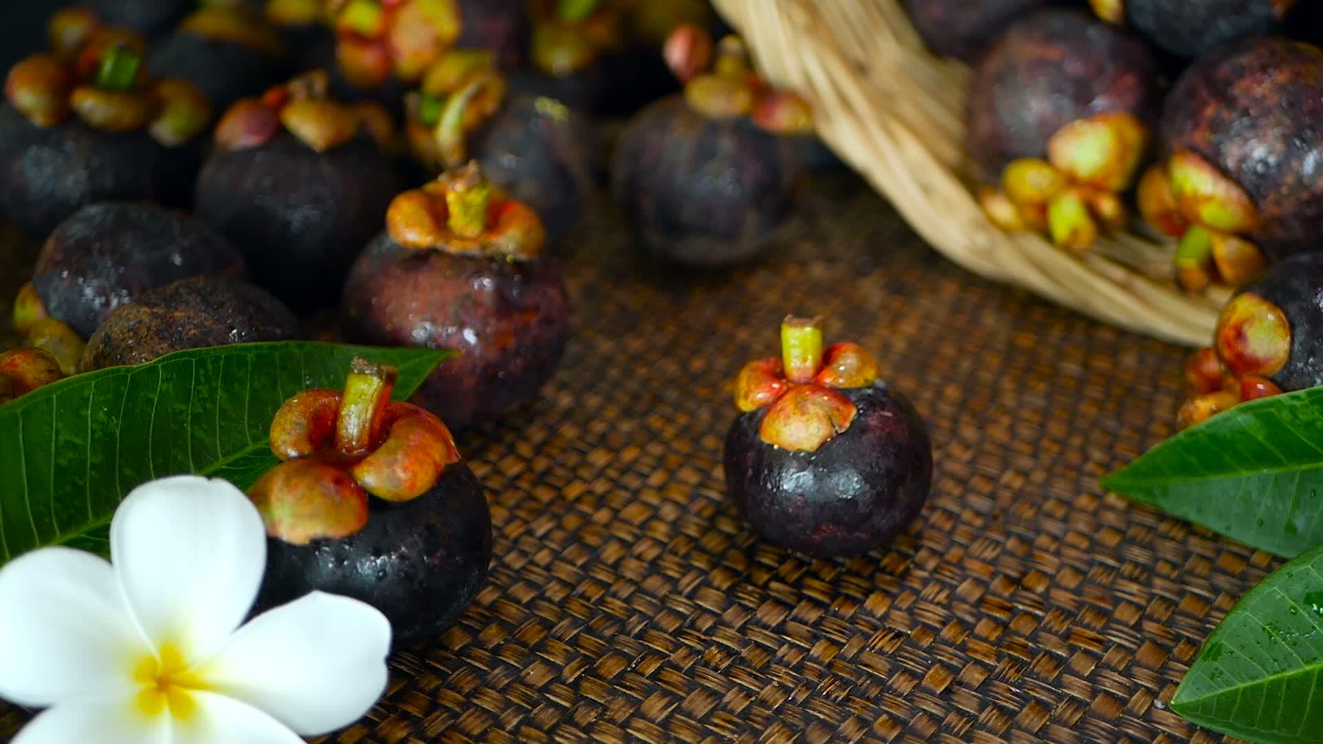木桌上新鲜可口的采摘芒果篮子里有土豆有机紫色水果视频的预览图