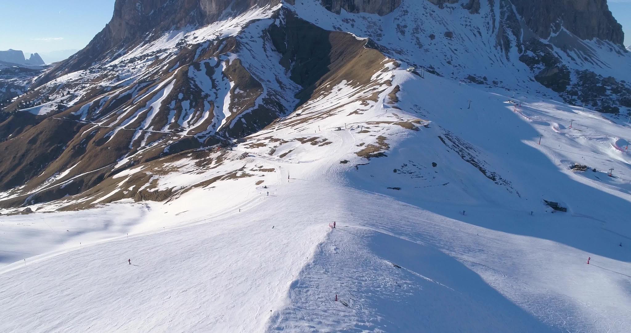 多洛米蒂峰在意大利的白云岩高峰山脉拍摄视频的预览图