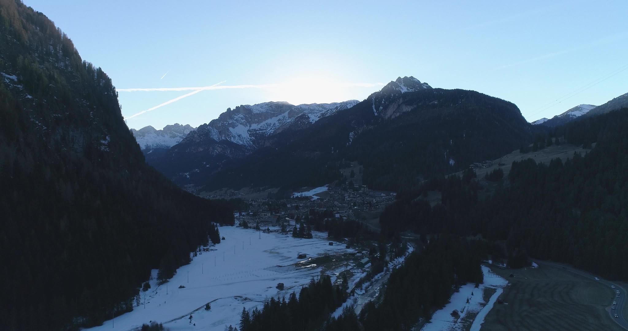 多洛米蒂峰在意大利的白云岩高峰山脉拍摄视频的预览图