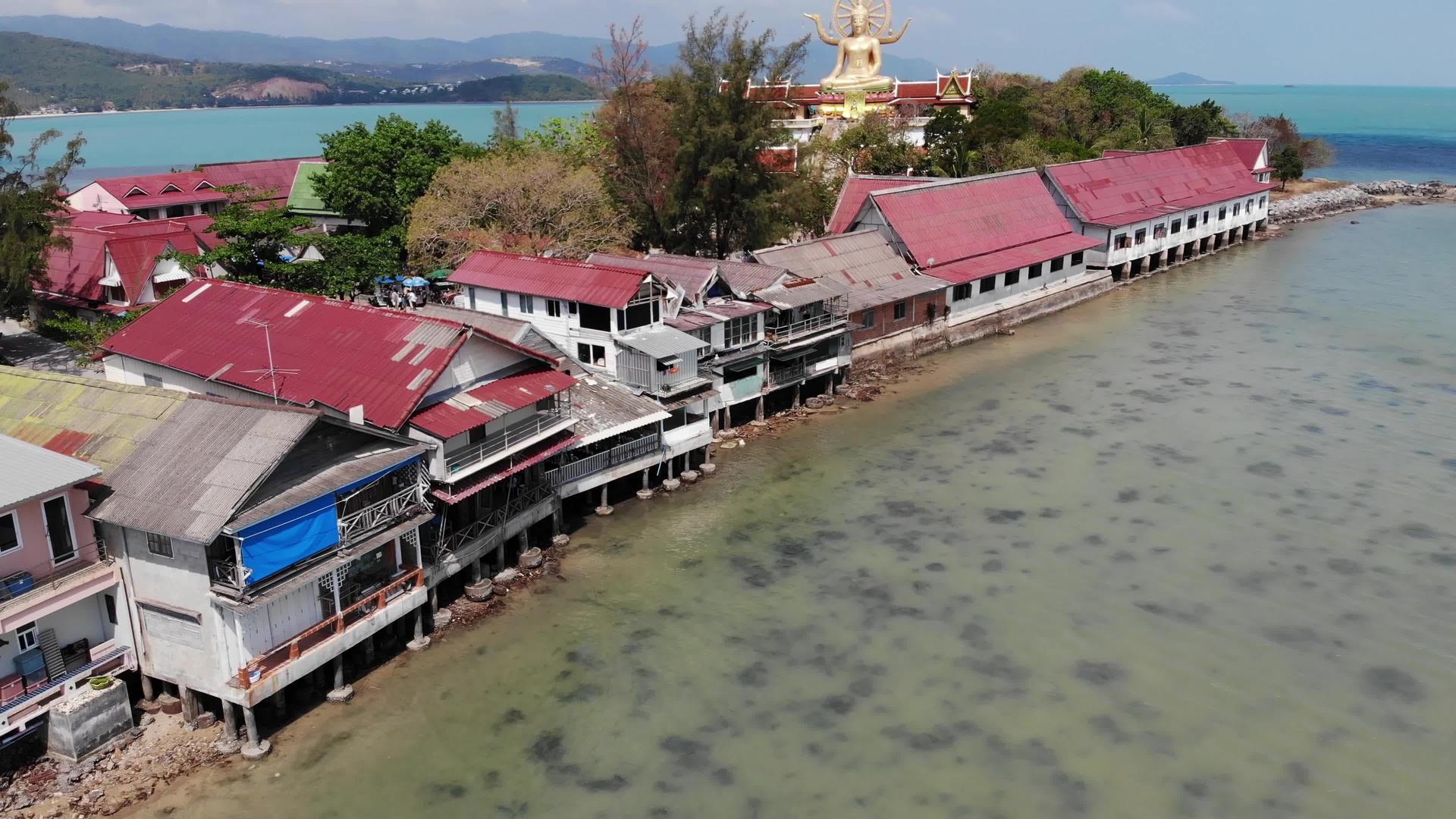 泰国苏梅岛太平洋湾有佛教寺庙和许多房屋视频的预览图