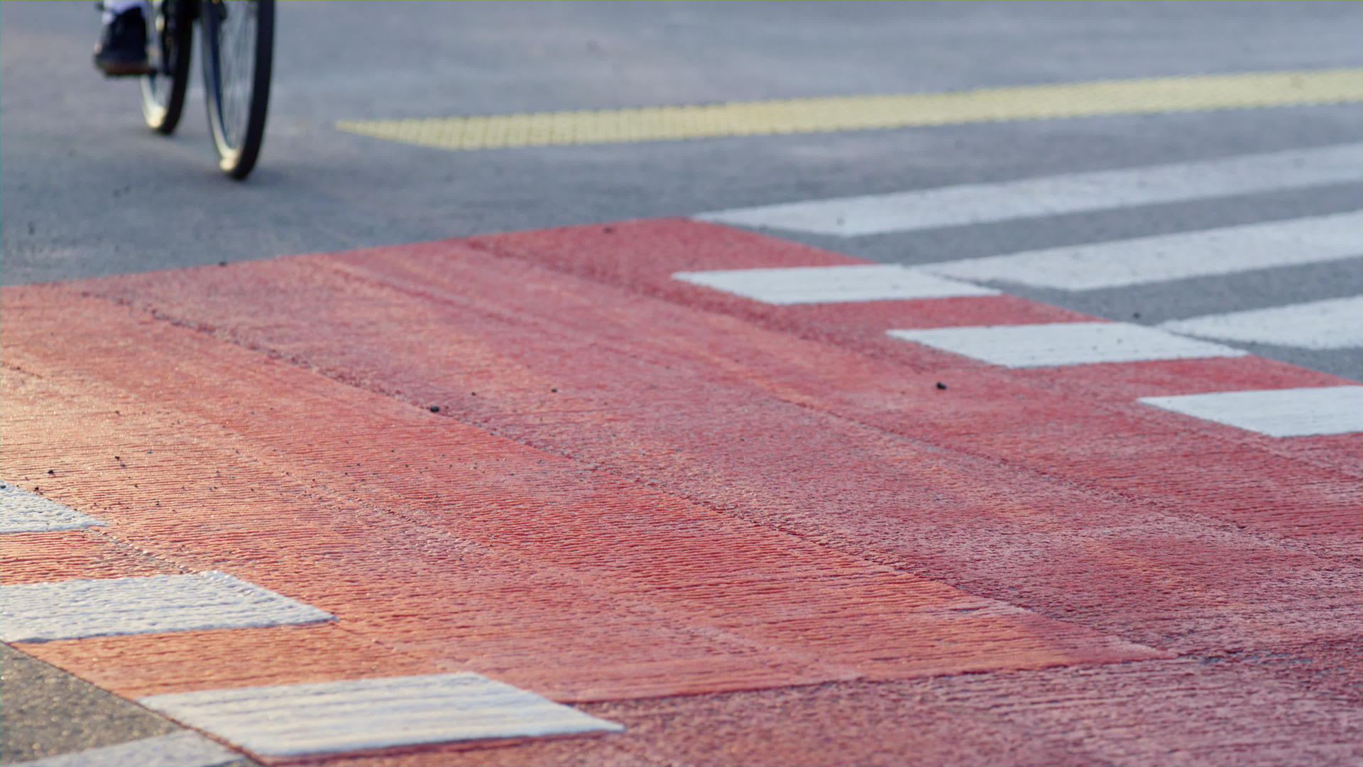 男子腿蹬城市人行横道红色自行车道特写视频的预览图
