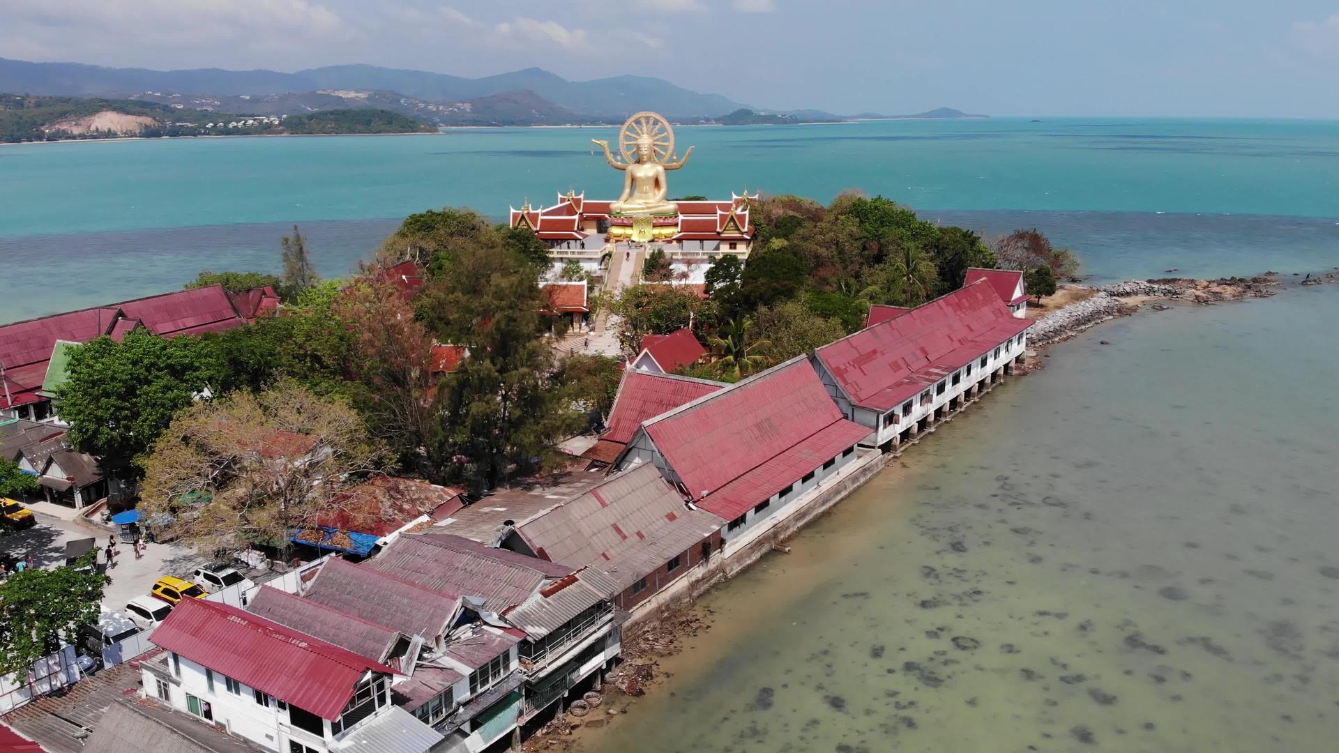 泰国苏梅岛太平洋湾有佛教寺庙和许多房屋视频的预览图