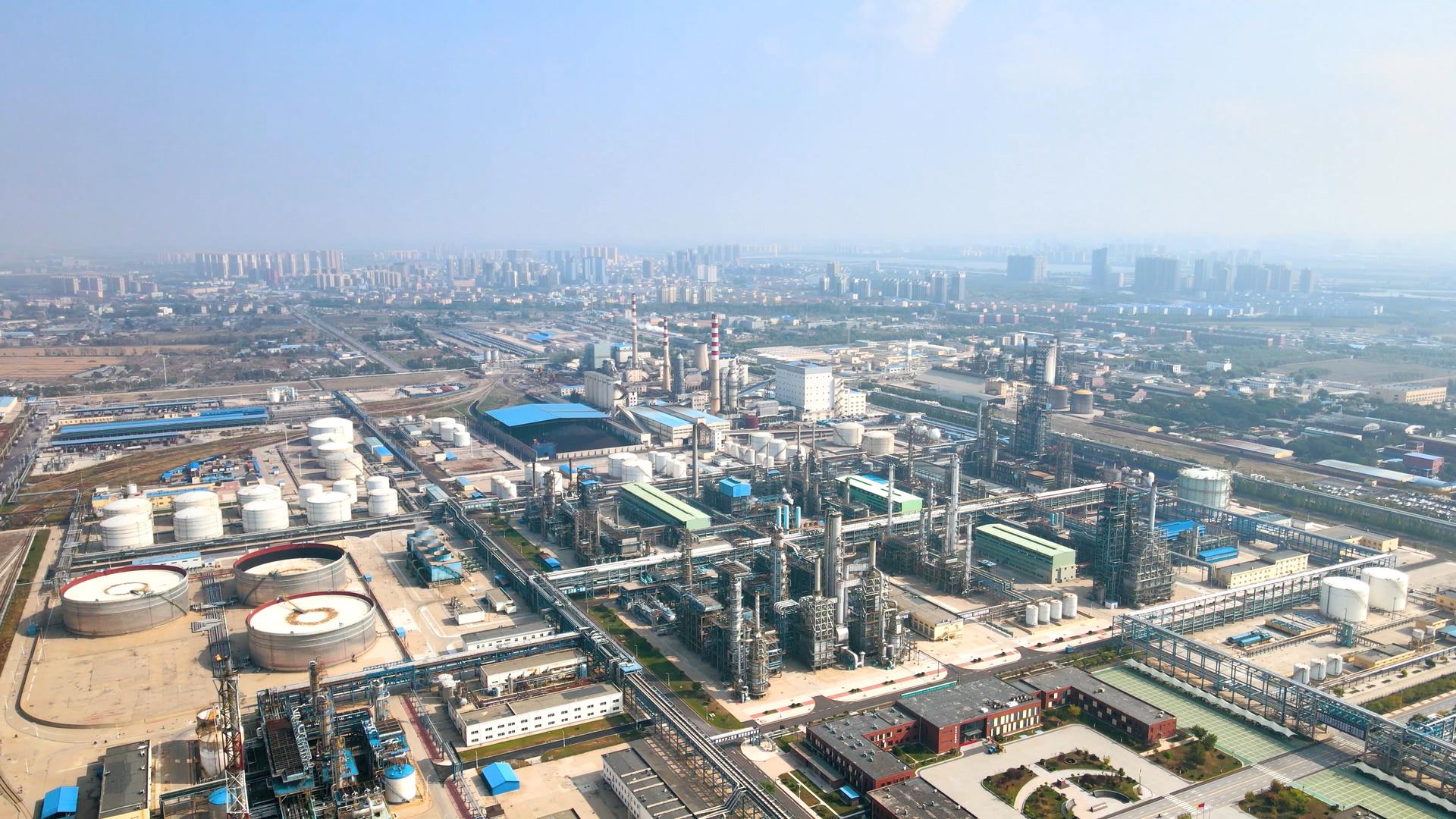 4K企业与城市中国石油大型厂区盘锦市区视频的预览图