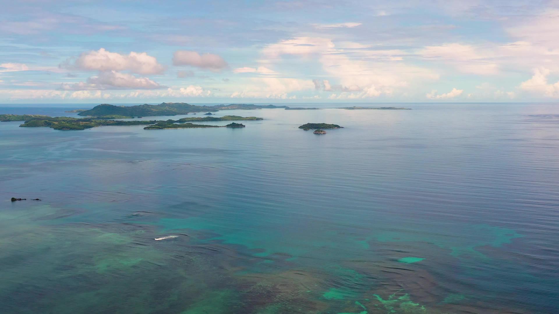清晨观察喀拉莫群岛的海景和岛屿视频的预览图