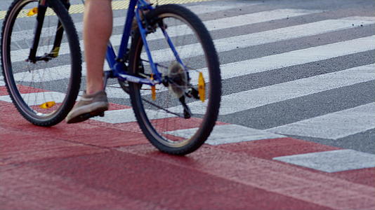 骑自行车的男人骑自行车的人行横道视频的预览图