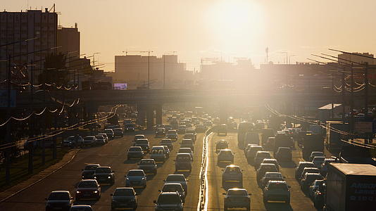 高速公路上的汽车交通堵塞视频的预览图