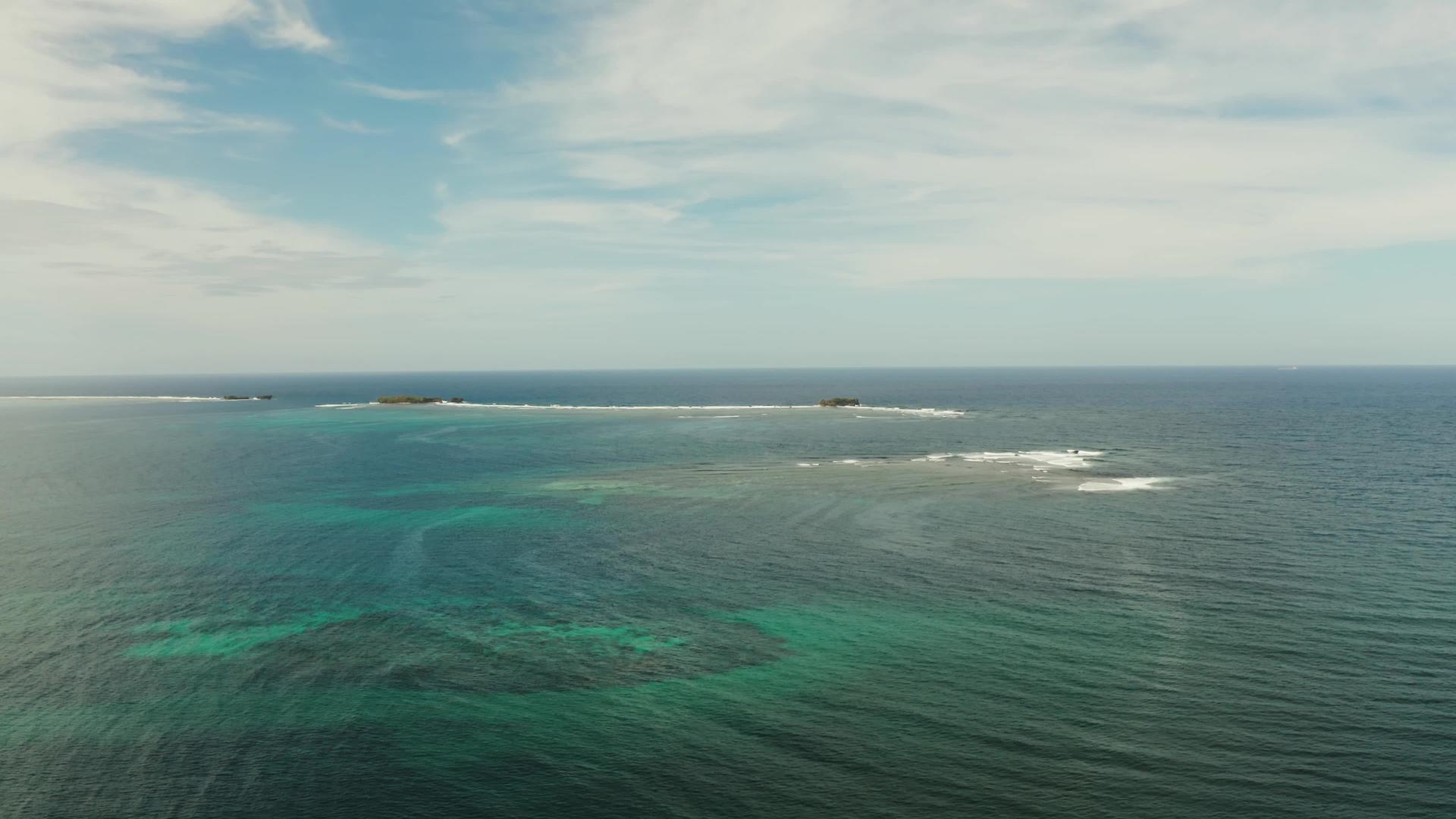 海洋西亚戈菲利平斯有海浪和岩石岛屿视频的预览图