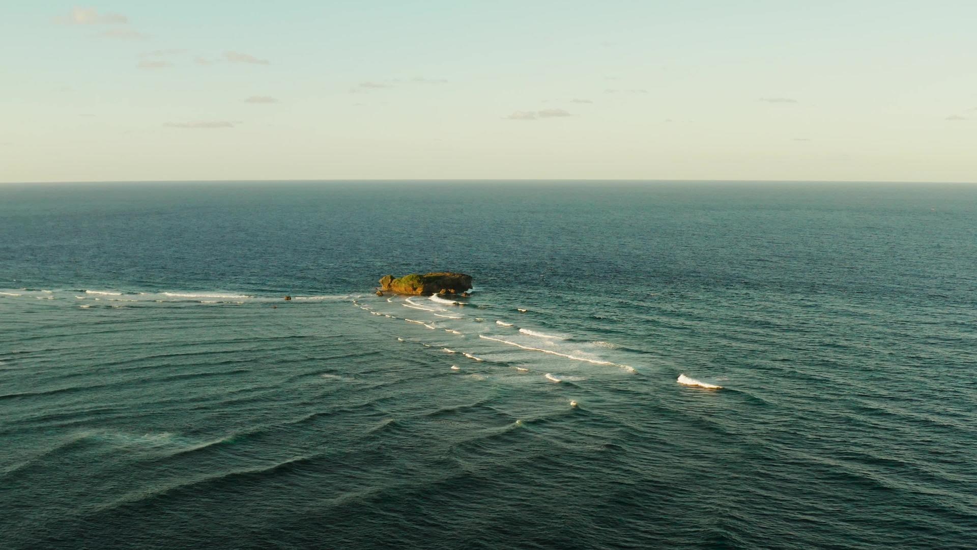 海洋西亚戈菲利平斯有海浪和岩石岛屿视频的预览图