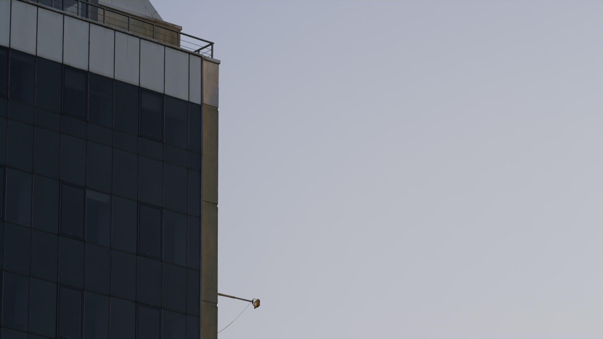 办公楼玻璃外墙黄金时段航拍视频的预览图