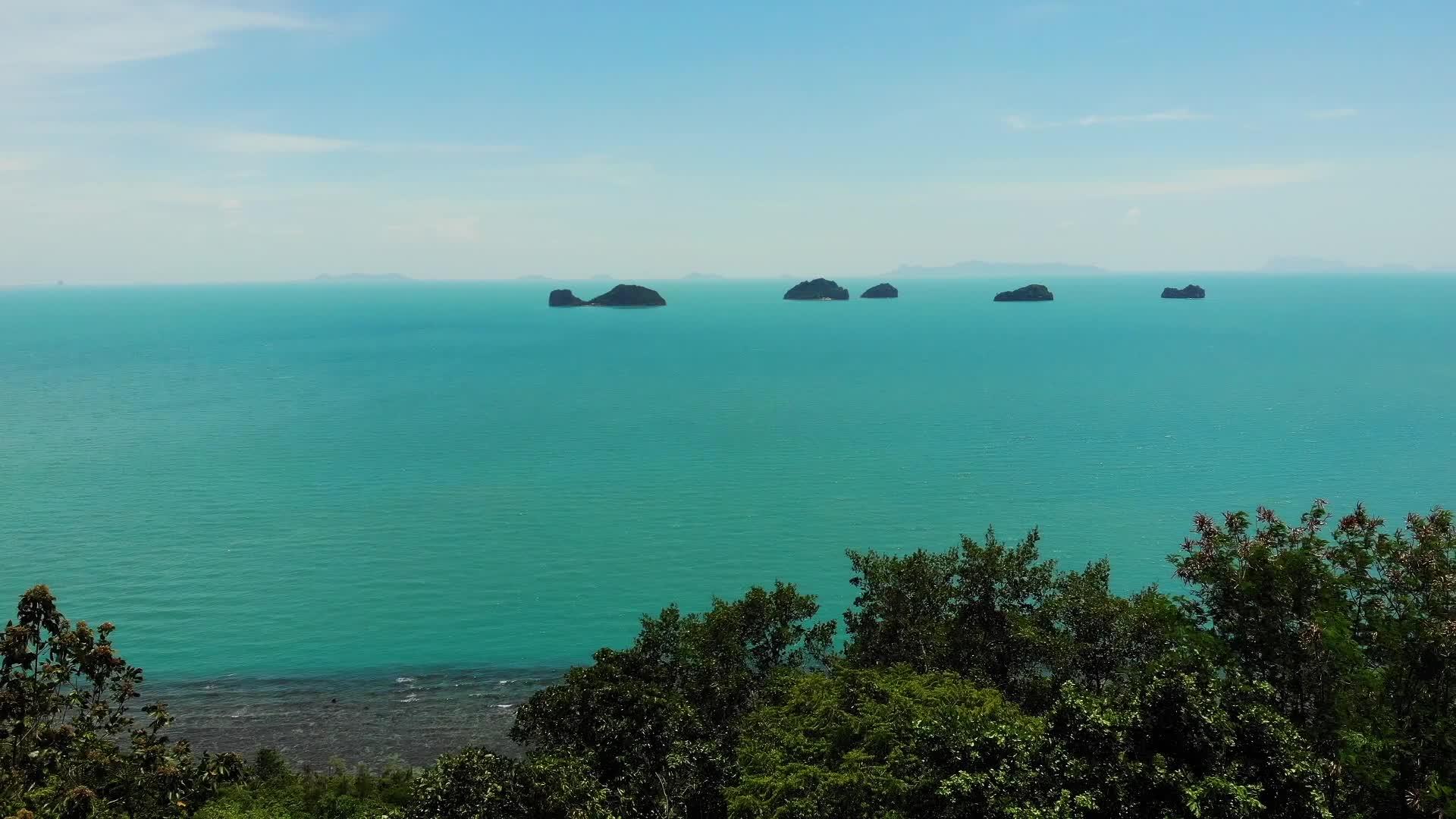 五姐妹岛在平静的水面上有着迷人的绿色植物和深沉的平静视频的预览图