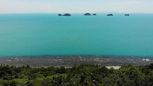 五姐妹岛在平静的水面上有着迷人的绿色植物和深沉的平静视频的预览图