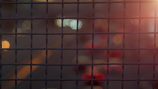 铁丝栅栏金属屏障钢栅栏后面的光斑视频的预览图