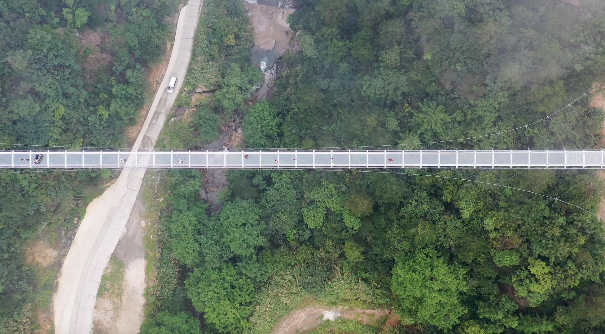 安徽安庆仙女峡玻璃桥航拍4K视频视频的预览图