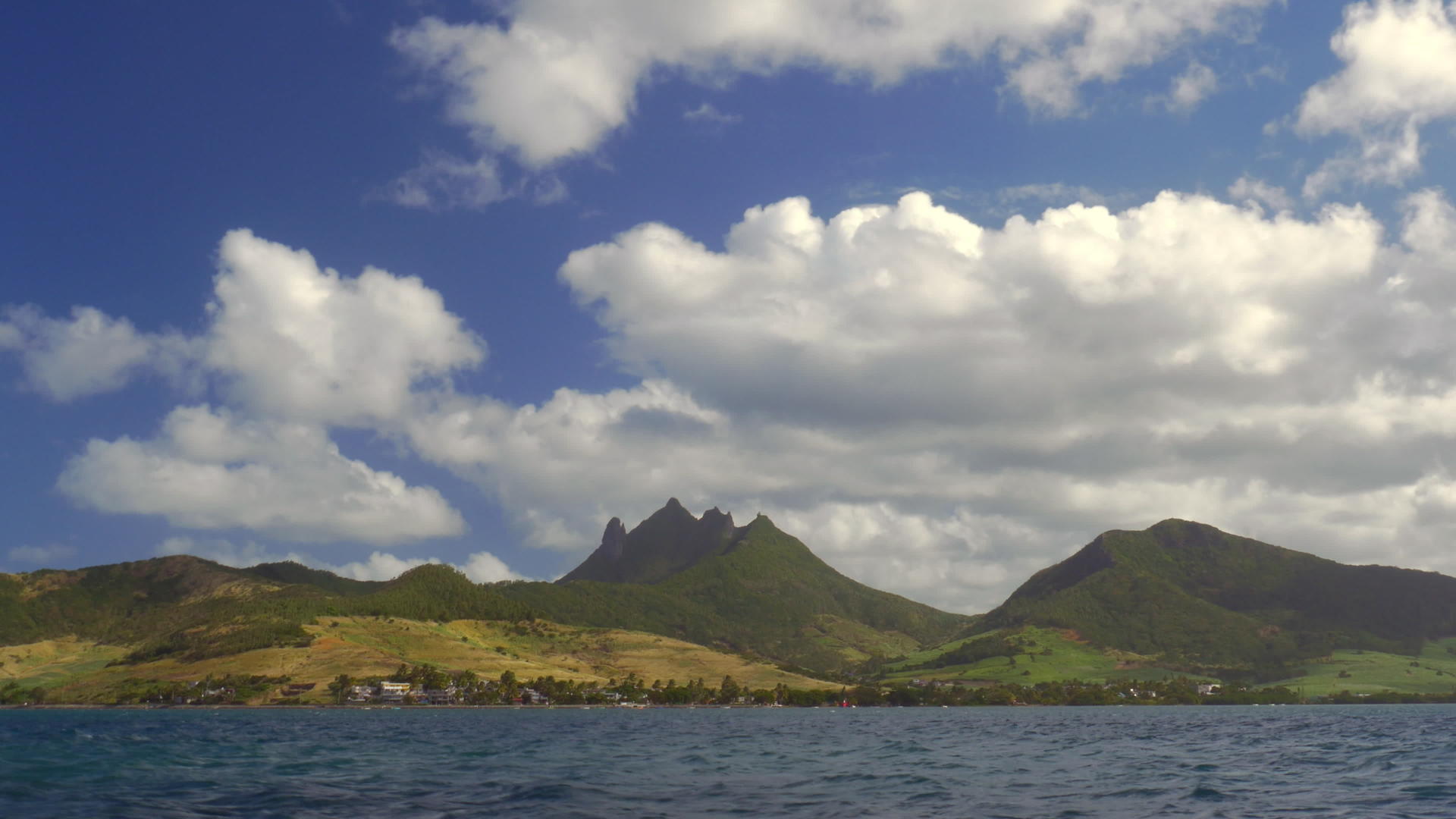 毛里求斯岛和山丘的河边水景视频的预览图