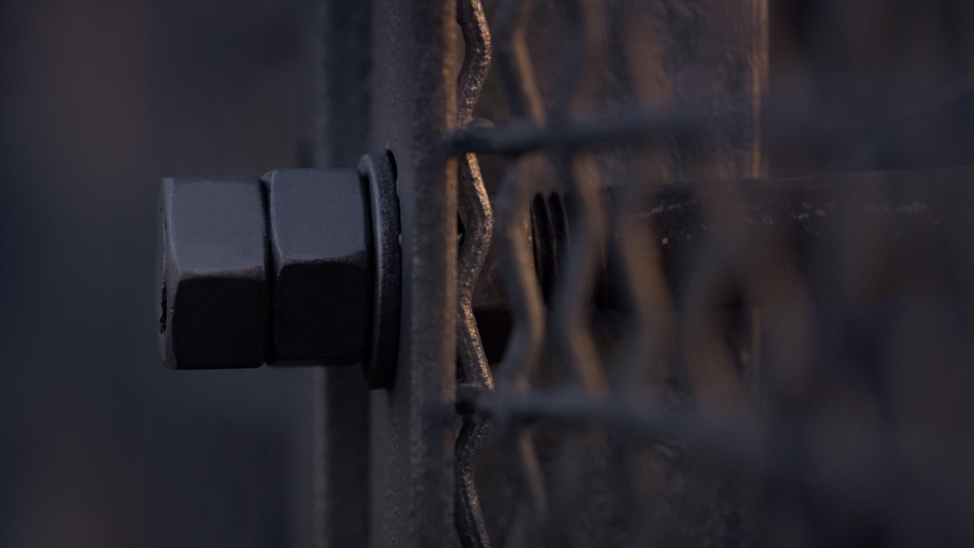 铁丝栅栏金属屏障钢栅栏后面的光斑视频的预览图