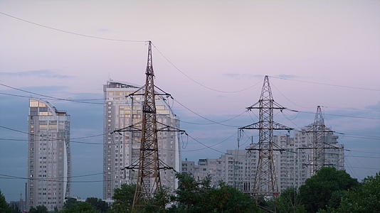 夜间城市景观视图中的高压电力塔视频的预览图