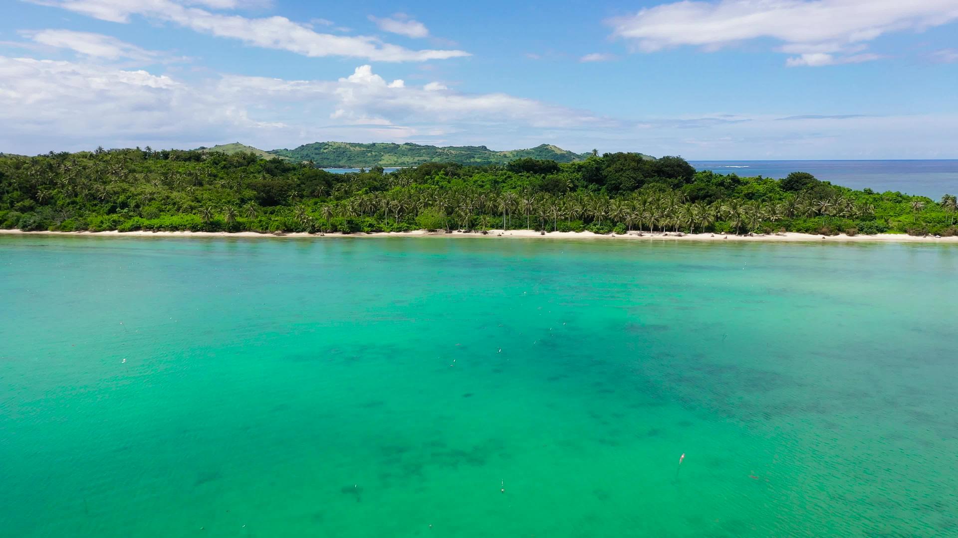 热带岛屿有环礁湖和白色海滩视频的预览图