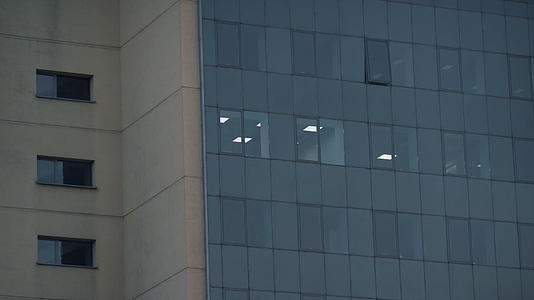 办公大楼玻璃外灯在室内航拍视频的预览图