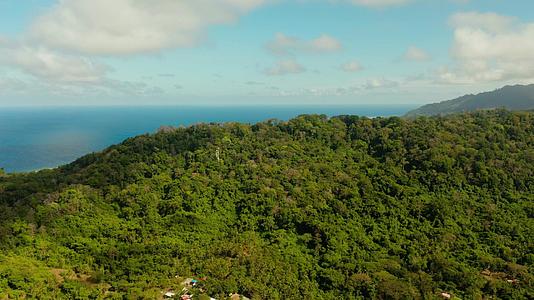 热带岛屿上的海岸线视频的预览图