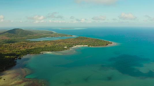 巴巴克岛布拉旺岛热带岛屿上的海岸线视频的预览图