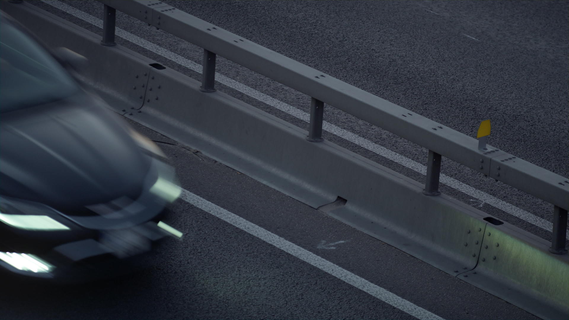 夜间高速公路大城市汽车航拍视频的预览图