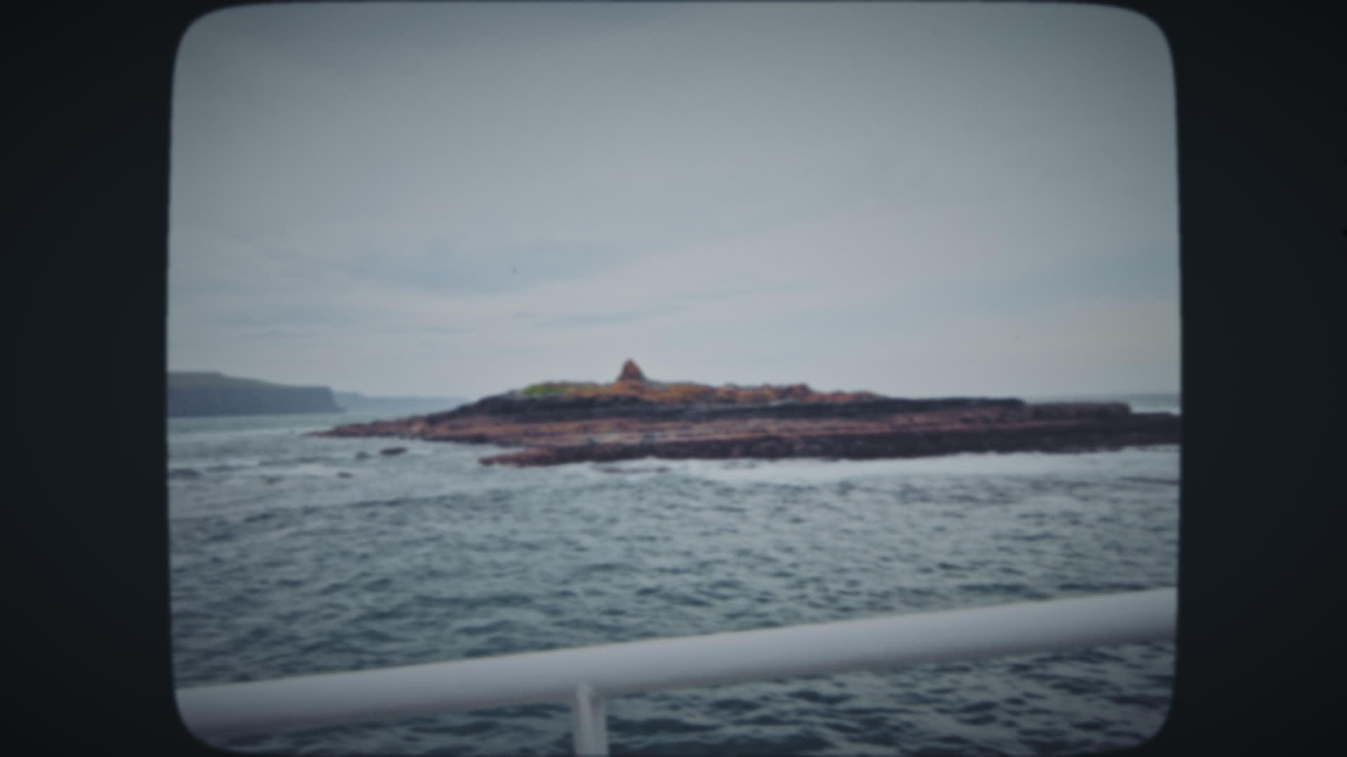 一艘船上岩岛的风景视频的预览图
