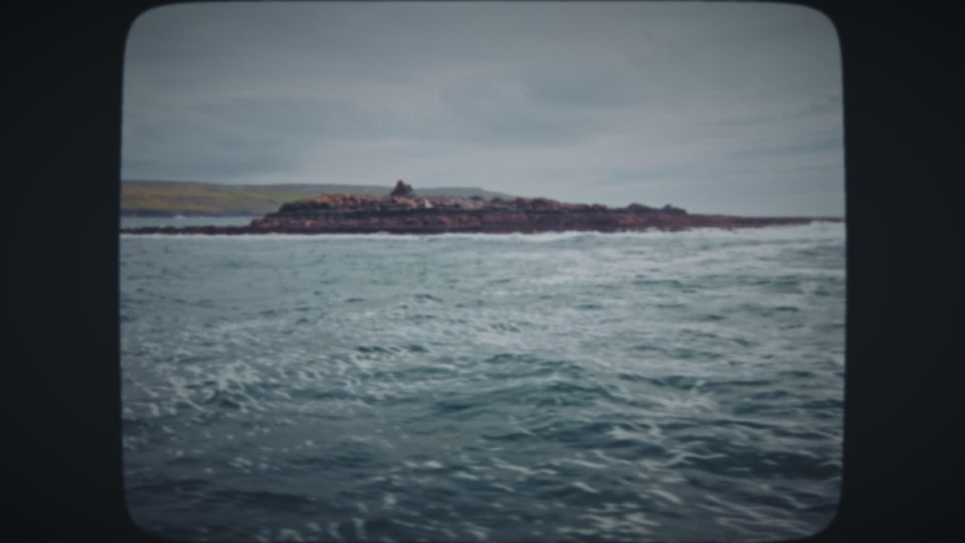 洋中岩石岛岩石岛视频的预览图