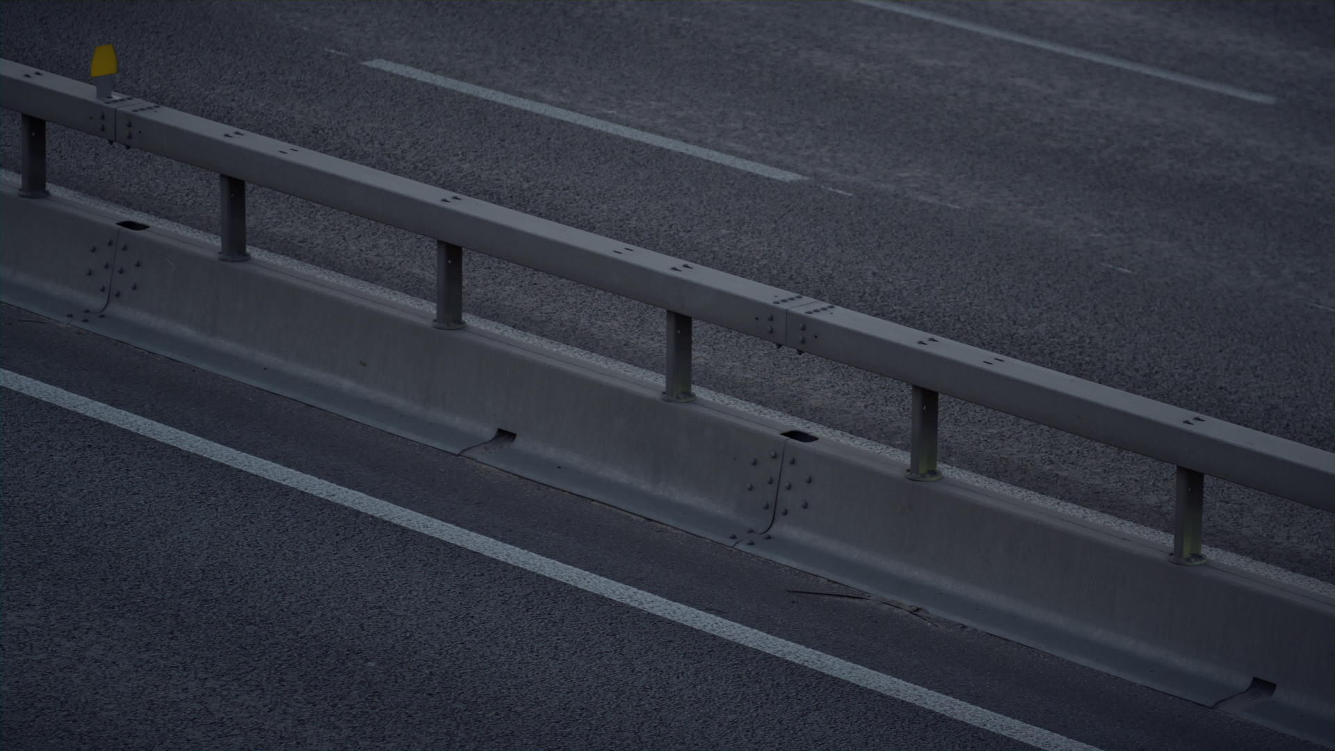 车辆驾驶高速公路夜间城市航拍视频的预览图
