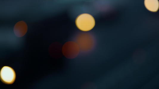 夜间高速公路散景模糊的汽车大灯移动视频的预览图