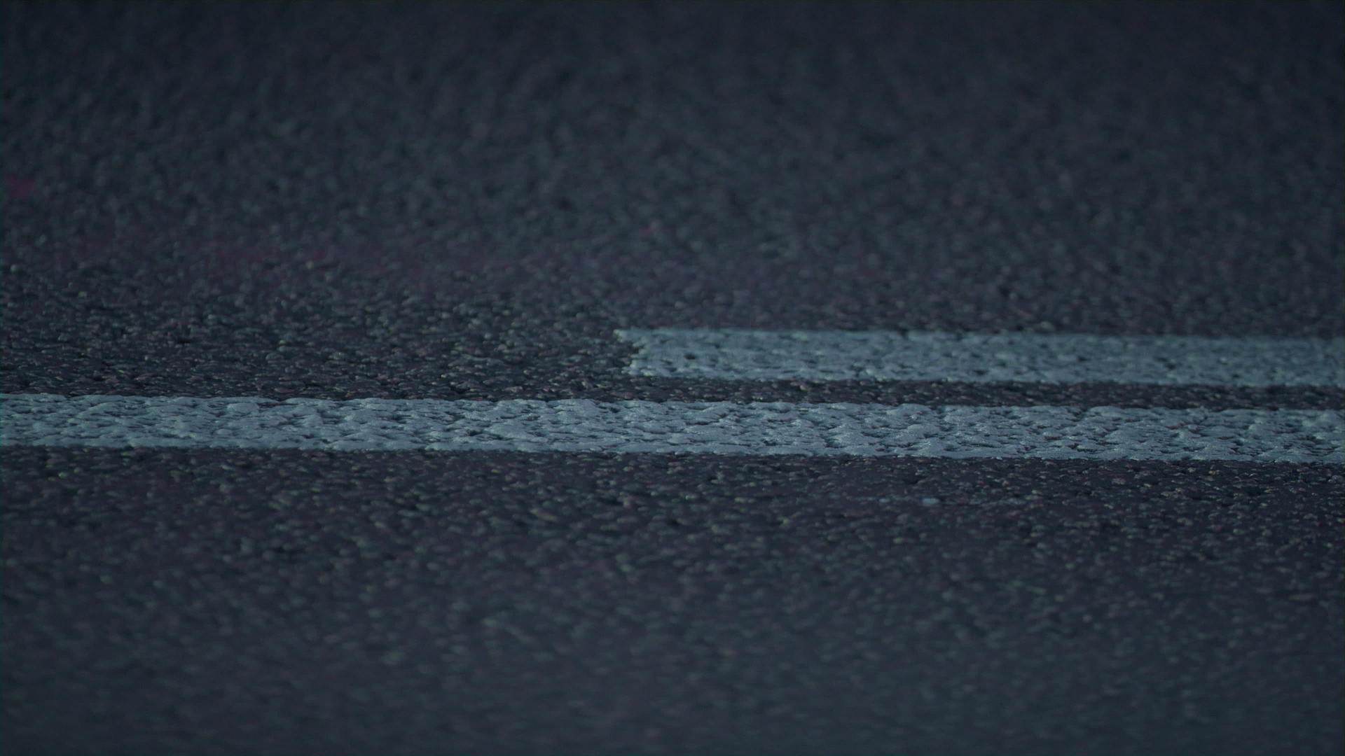 沥青公路特写开始了道路双线标记视频的预览图
