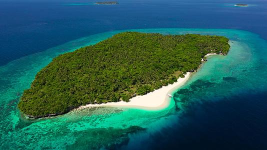 环礁岛上美丽的岛屿空中景色白色沙滩和蓝海马哈巴岛菲利平坦视频的预览图