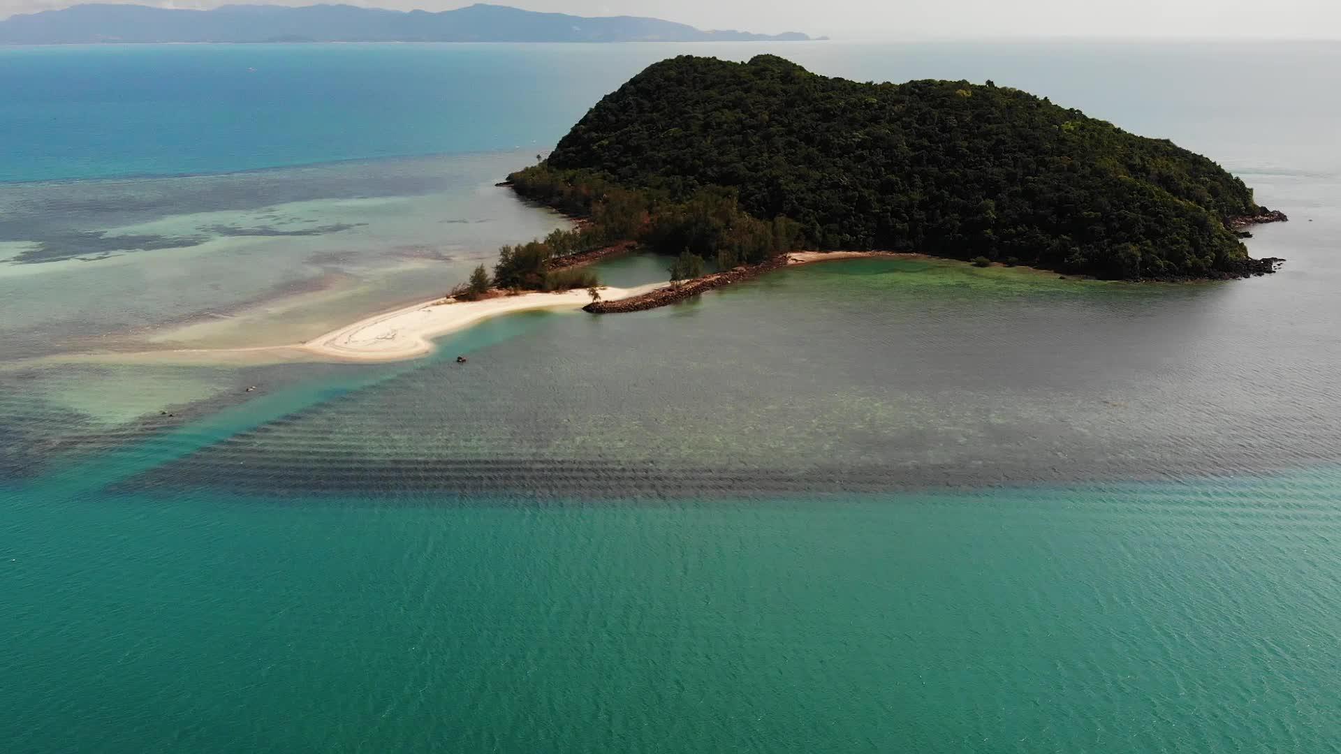 在平静的蓝色海洋中热带岛屿是绿色的视频的预览图