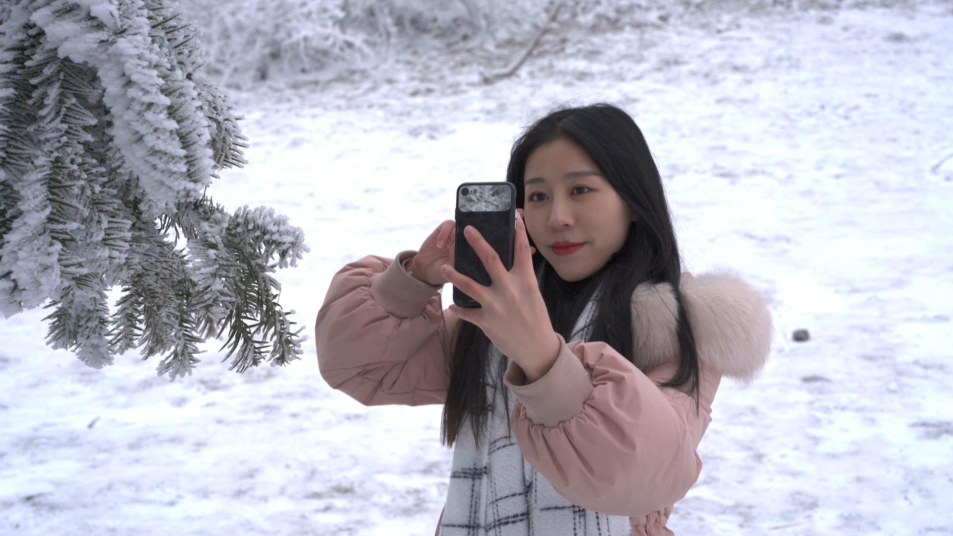 4K美女雪景里自拍视频的预览图