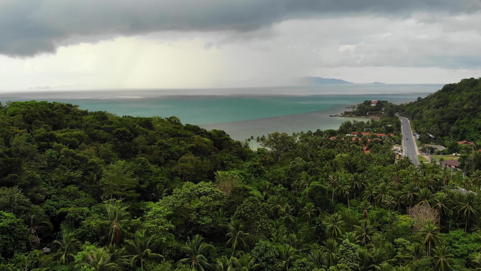热带岛屿上天空多云泰国雨季灰色多云苏梅岛绿色视频的预览图
