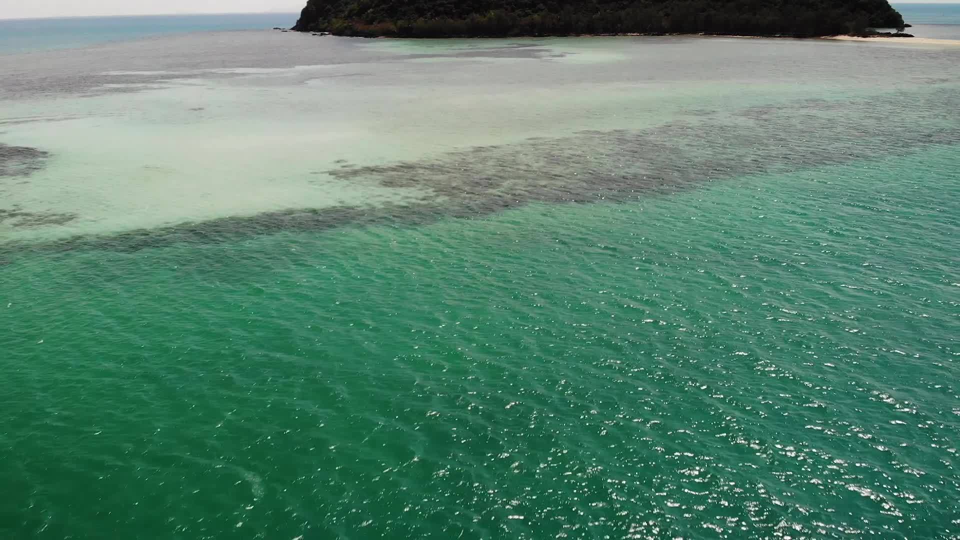 在平静的蓝色海洋中热带岛屿视频的预览图