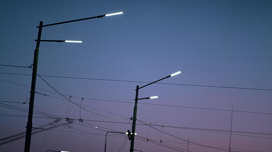 街灯照亮了城市道路紫色的夜晚时间视频的预览图