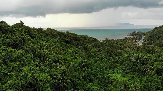 热带岛屿上天空多云泰国雨季灰色多云苏梅岛绿色视频的预览图