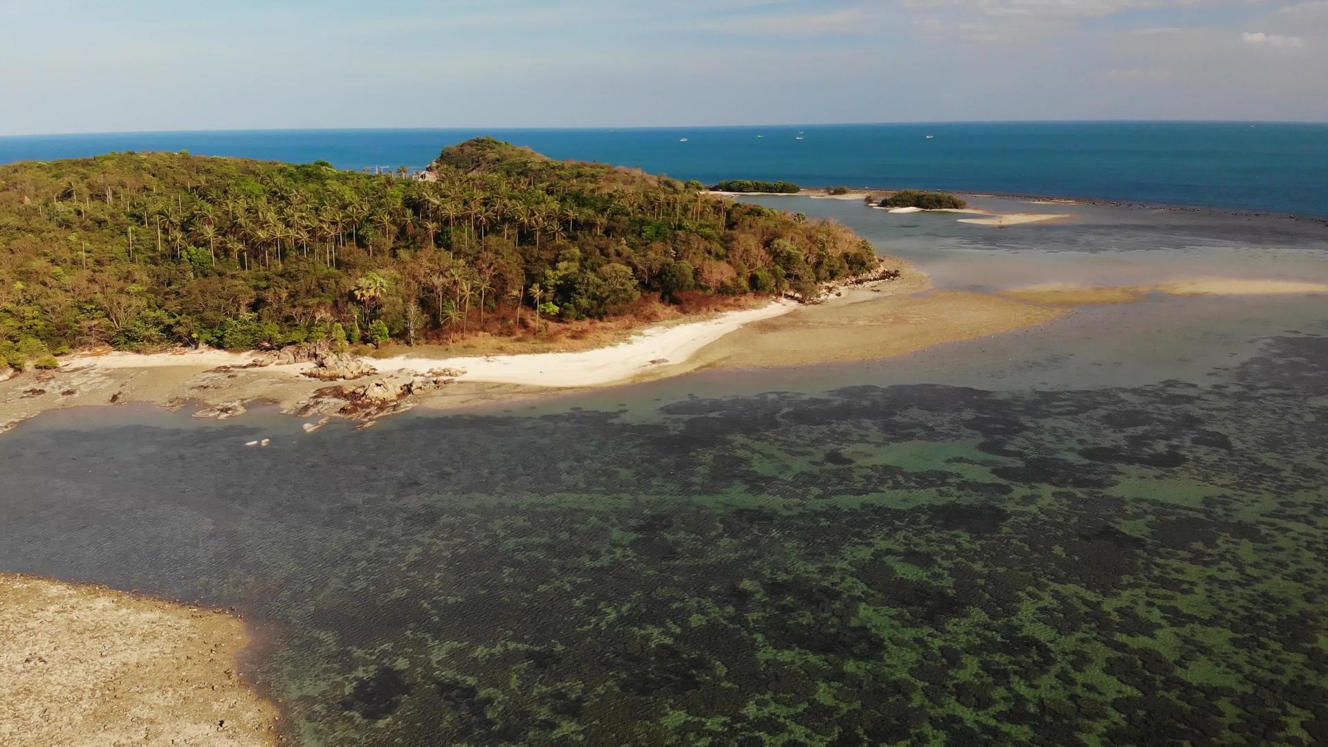 在热带自然阳光明媚的日子里海洋中的小岛和珊瑚礁视频的预览图