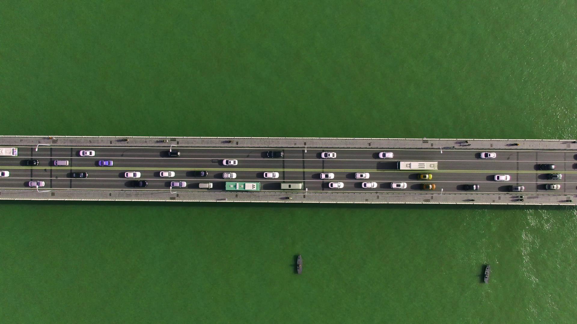 4K俯拍大桥拥堵车辆视频的预览图