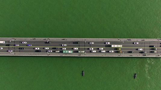 4K俯拍大桥拥堵车辆视频的预览图
